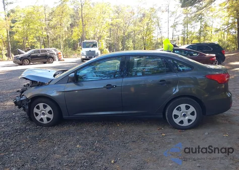 2017 Ford Focus S из США, поврежденный, VIN 1FADP3E23HL256853